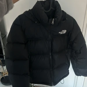 The north face puffer jacket - Säljer denna jättefina vinterjackan från The north face. Den är väldigt efterfrågad och slutsåld på många hemsidor. Storlek M men passar även S. Köpt på Zalando för två år sedan och endast använd en vinter🤗 priset kan diskuteras vid snabb affär!