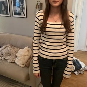 söt långärmad  - jätte gullig, fint skick tröja. är lite sönder där bak(som ni kan se i sista bild) men man kan sy den!