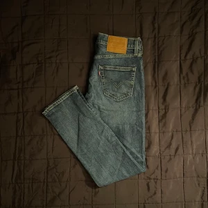 Levis jeans - Säljer mina feta Levis jeans som är i storlek 29/32. Säljer de pågrund av att de är lite för små för mig. De har inga defekter och skicket är 10/10. Modellen är ”511”. Hör av dig vid fler frågor!