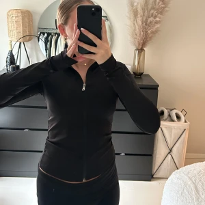 Träningsjacka - Säljer en av mina träingsjackor då jag har flera. Jätte fin och använd max 5 gånger. Inga defekter. Från nelly, nypris 349kr🩷