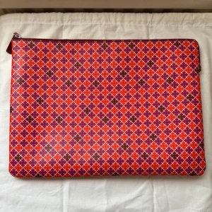 By Malene Birger datorväska - Använd sparsamt, mycket bra skick. Liten missfärgning på löparen och liten slitage på hörnan, finns liten fläck på insidan också, annars i toppen skick. dragkedjan fungerar felfritt. Slutsåld modell, ny pris 2500kr. Pris kan diskuteras.Har mer bilder