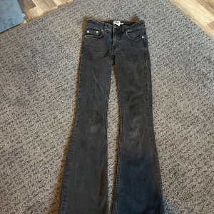 Low waist jeans - Säljer mina low waist bootcut jeans i fint skick,inga defekter💓  Dom är uppsprättad vid benen så dom är typ 3 cm längre 
