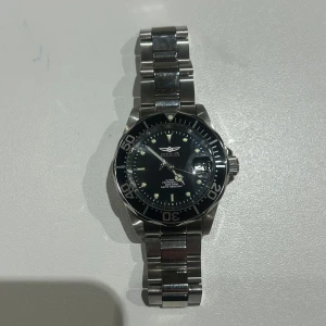 Invicta 8926  - Nyskick, endast använd fåtal gånger.  Hittar ej original lådan till den så säljes utan men packas säkert.   Se bild för info  Nypris ca 2500kr 