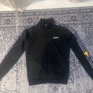 lil tracy merch - lil tracy merch. nyskick. storlek M. använd ett fåtal gånger. asnajs passform.  kontakta vid frågor😋