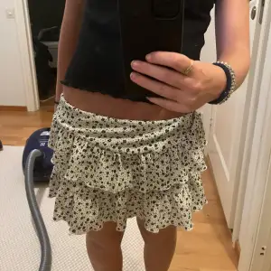 Säljer denna super söta blommiga kjolen med inbyggda short💘 den är i barnstorlek men är väldigt stretchig så passar båda Xs, S och M! inga defekter, hör av dig vid frågor, pris går att diskutera