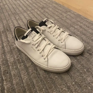 Axel arigato skor  - Tja säljer dessa arigato skor i st 42.  köpte för 2500 men har ingen användning av dem. Skriv om ni har några funderingar/ mvh William 