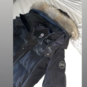 Canada goose wyndham black lable  - Mycket fin Canada goose wyndham jacka. Tags, dustbag medföljer även äkta päls, jackan är i storlek S men passar även M bara använd en halv vinter så den är i ny skick Vid frågar eller liknande skriv gärna till mig Kan sälja billigare vid snabb affär.