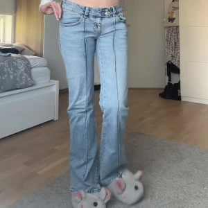 Skit snygga jeans 😍😍 - Ett par snygga Jenans som är ljus blå som är i en rak form som är lågmidjade. Passar både att ha i skolan eller till fest dom är långa i storleken är 176 och dom får nedanför benen 💕 ( bilderna är tagna från min tik tok ) 💕💕