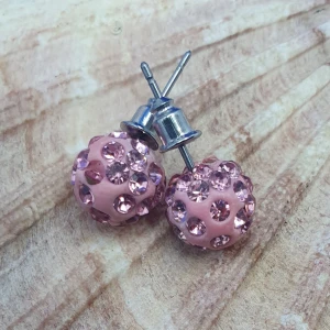 Örhängen - Glittrande kulor i rosa  - Glittrande kulor i rosa med stift.  ✨️✨️✨️Titta igenom alla mina upplagda och köp fler saker i bundle för att spara på frakten och få allt du köpt i ett och samma paket✨️✨️✨️