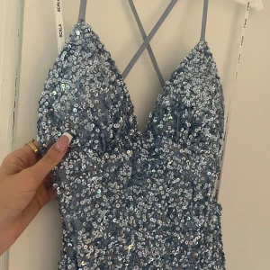 Balklänning Dressroom linné - Säljer min balklänning som är köpt på dressroom linné, storlek S, dock är storlekslappen bortklippt då den var ivägen, Säljer för 3500