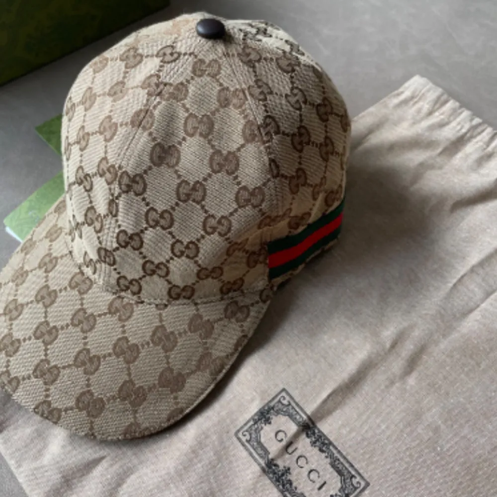 Gucci Cap   OBEGAGNAD   Skicka ett meddelande för mer information . Accessoarer.