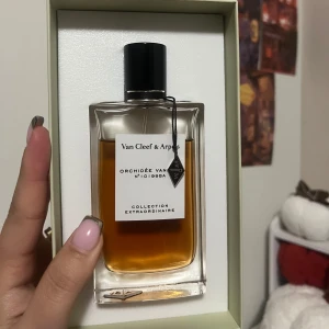 Van Cleef & arpels Orchidee Vanille - Ca 60ml av 75ml kvar! Nypris: 1800kr  Sälja för 880kr En mycket god och höstig vanilj doft✨🍨🍂