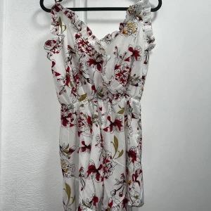 Sommar jumpsuit  - Använd få gånger Jumpsuit (shorts på nedre delen) Storlek S men kan också passa som XS