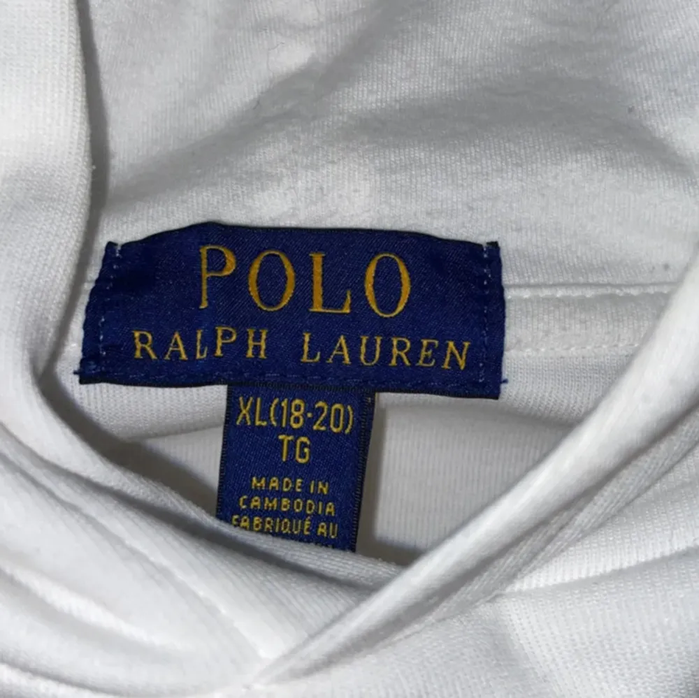 Tja! Säljer en Ralph Lauren hoodie. | Skick: 9/10 förutom att de är två fläckar men som troligtvis går bort i tvätten | Storlek: XL ( barn) | Nypris: 1195 | Mitt pris: 499+ frakt | Pris kan alltid diskuteras! | Hör av er vid frågor. . Hoodies.