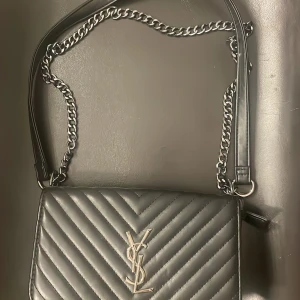 En YSL väska - En aldrig använd YSL väska. 