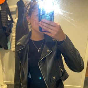 Skin jacka - Skin jacka från Bershka med fina detaljer. Aldrig använd. Topp skick. Köpt för ca 400kr säljer för 199