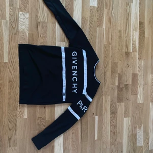 Givency tröja/sweatshirt - Givenchy tröja i väldigt bra skick med klassisk logotyp över hela bröstet fram till armen. Kom privat vid frågor eller funderingar. Priset är ej hugget i sten :)