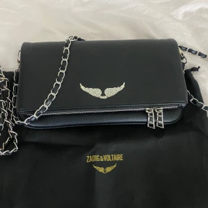 Zadig väska  - Säljer nu min fina Zadig väska som inte kommer till användning, både ett kort och ett långt band med kommer, inga defekter förutom att den tappar lite färg på de korta bandet (kolla sista bilden) och den är äkta🩷 priset går att diskutera!