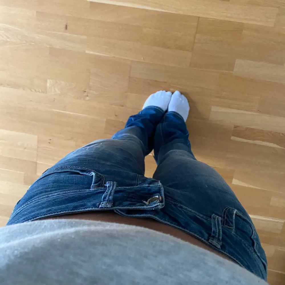 Suupersnygga Lågmidjade g-star jeans som jag har gjort bootcut själv (se sista bild) och säljer pga de inte används. Jag är 168💗 Skriv för fler frågor💗. Jeans & Byxor.