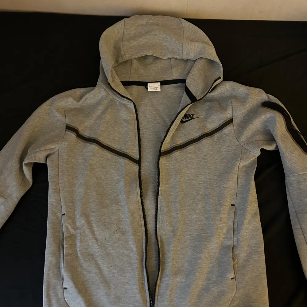 Säljer en grå nike techhoodie i storlek M men det passar även S👍🏽 Perfekt för både träning och vardag. Skick: 8/10, kond: 8/10. Jackor.