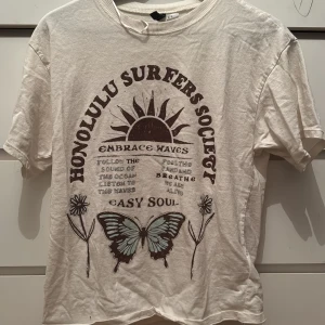 streetwear t-shirt  - storlek XS men passar också S