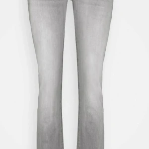 Ltb jeans - Säljer dessa ltb jeansen i modellen valerie. Som jag köpte på här på Plick, men de var tyvärr förstora. De är jätte fina. Det finns ett skosnöre vid midjan som är insytt så man kan reglera storleken så de blir mindre, syns ej. Storlek 29x32.❤️