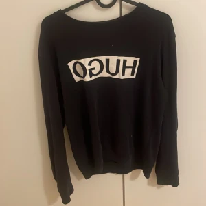 Hugo boss  - Mörk blå Hugo boss tröja med text