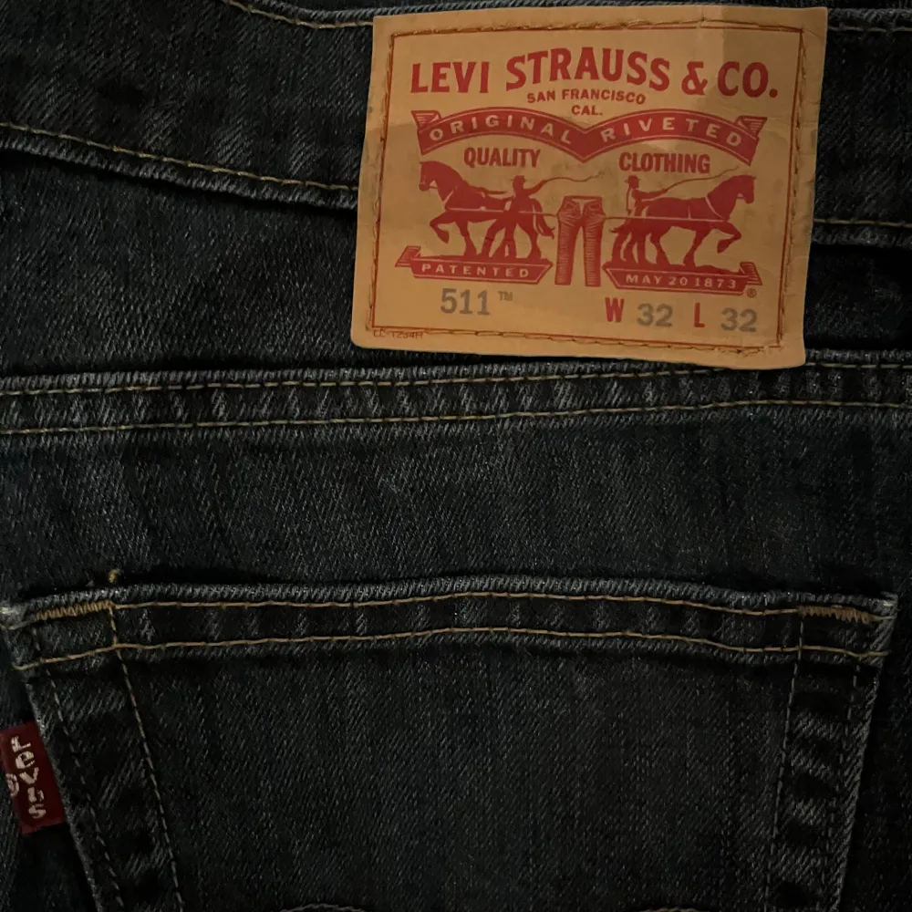 Säljer dessa Levis jeans i storlek 32/32. I använt skick. Det är modell 511. Vid fler frågor så är det bara att höra av sig. Vid snabb affär kan priset diskuteras. . Jeans & Byxor.