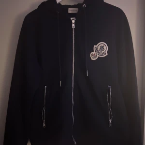 Moncler kofta - Näst intill helt ny, använd två gånger och inga defekter, PRIS KAN DISKUTERAS VID SNABB AFFÄR