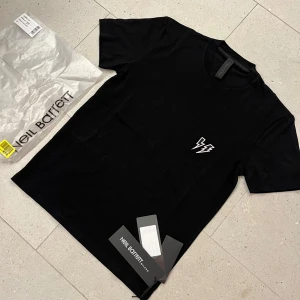 Neil Barett t-shirt - Assnygg, sprillans ny Neil Barett tischa med alla tags kvar (allt og ingår) | Storlek XS med riktigt najs passform / Mvh 