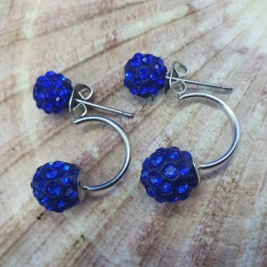 Örhängen 2 kulor blå - Örhängen med stift, kulor i mörkt blå. ✨️✨️✨️Titta igenom alla mina upplagda och köp fler saker i bundle för att spara på frakten och få allt du köpt i ett och samma paket✨️✨️✨️