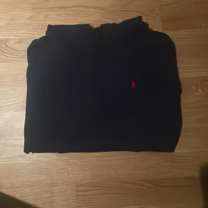 Polo Hoodie - Tja. Säljer denna as snygga ralph lauren Hoodien. Skick 8/10 skicka ett pm om du har en fundering✅