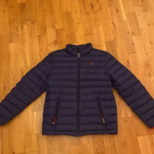 Ralph Lauren jacka - Säljer väldigt snygg Ralph lauren jacka! Den är nästan som ny förutom den ytterst lilla defekten som syns på bilden. Denna defekt är däremot något som inte märks och det är därför en perfekt jacka för hösten! Storleken motsvarar ungefär xxs, ksk xs