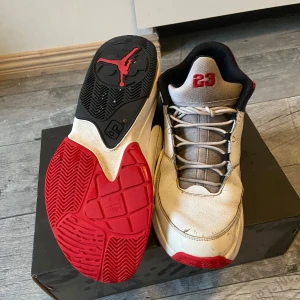 NIKE AIR JORDAN MAX AURA 3 WHITE FIRE RED - Nike Jordan skor i använt skick, har lite bristningar i lädret och lite tråkig färg på tungan, men inget som inte går att fixa upp förstås😎 storlek 46