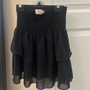 Chelsea kjol - Jag säljer min fina Chelsea kjol för den kommer inte till användning och även liten på mig, Den är i bra skick och använt några gånger bara, Funkar på S med💓  Köparen står för frakten💓