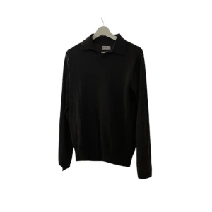 Brun långärmad tröja från these glory days - Säljer en stilren brun långärmad tröja från these glory days. Perfekt för både vardag och fest. Tröjan har en klassisk krage och är i ett marin ull som känns skönt mot huden. Passar bra till både jeans och kostymbyxor. Ett måste i garderoben! 🖤