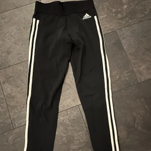 Adidas thigts - Adidas thigts i storlek S, knappt använda. Fint skick
