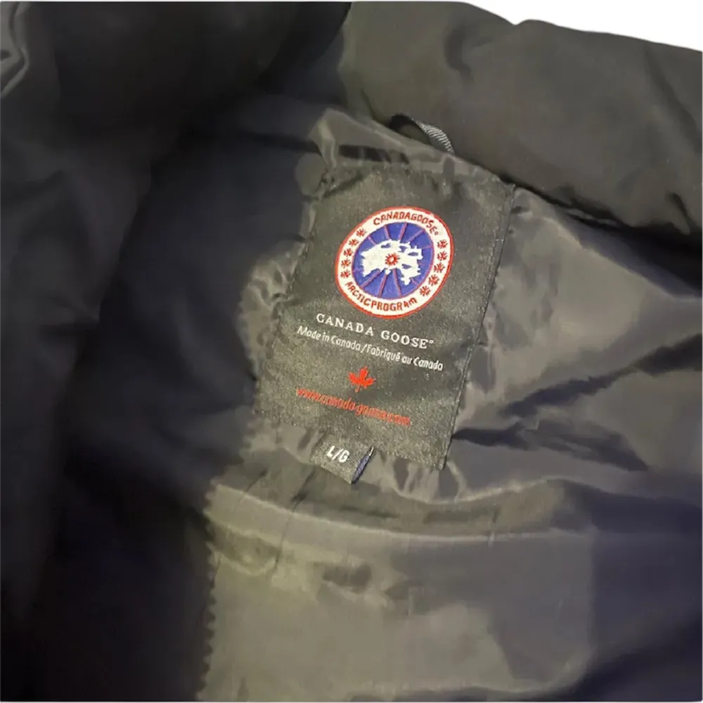 Dags att sälja min Canada goose väst, Perfekt för hösten/våren, storlek L/M Skick 8/10 mitt pris är 1750kr kan diskuteras vid snabb affär!, ställ gärna frågor! 😌. Jackor.