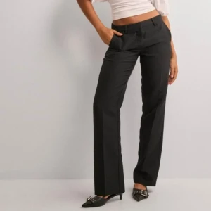 HELT NYA KOSTYMBYXOR - Säljer dessa som kommit fel. Dom är från nelly, heter low waist straight leg pants. Stolek 38-40. Kostar 499 orginal