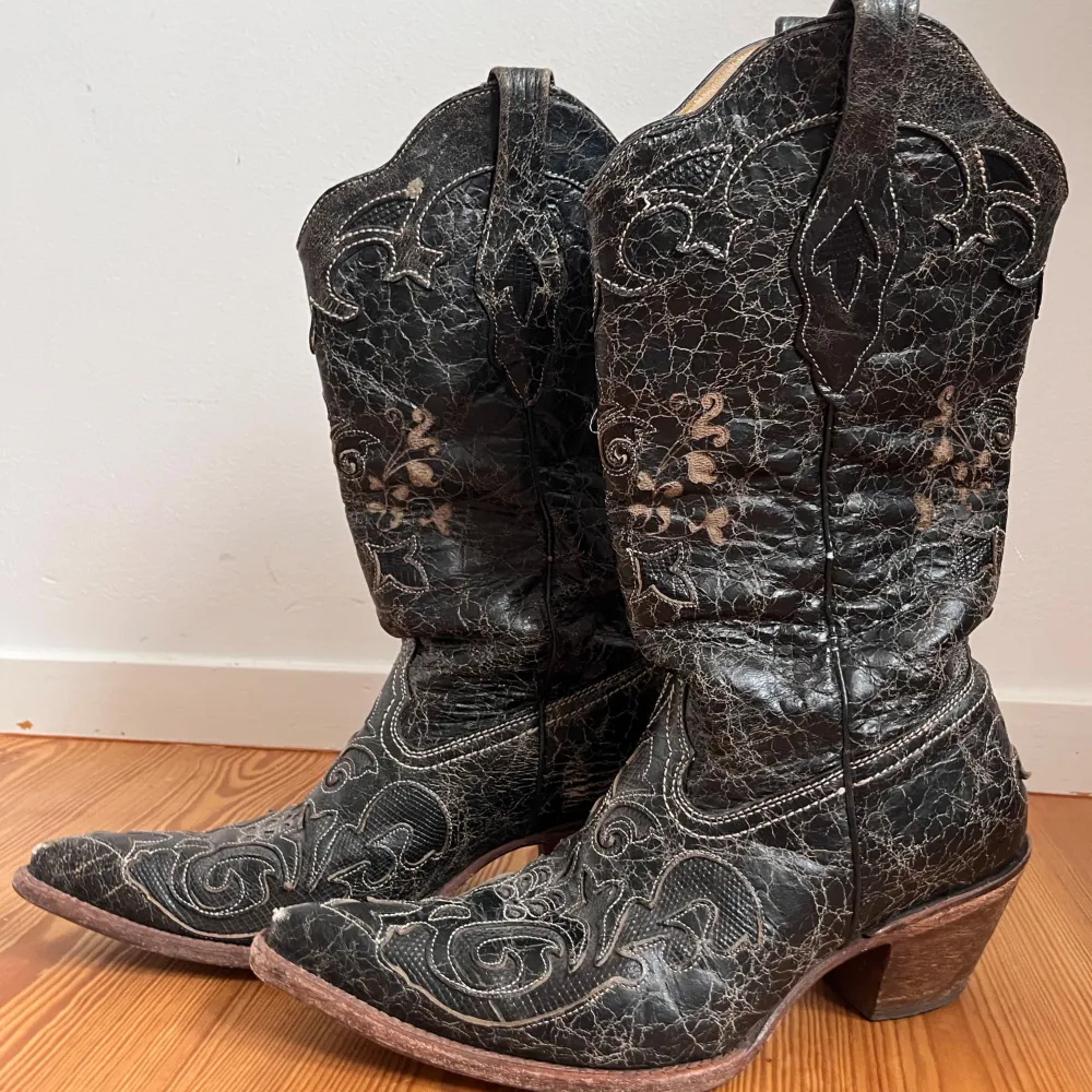 Vackra cowboyboots köpta från en vintage butik i Texas.   I skon står storleken 40-43, men jag brukar ha 39, och de passar mig perfekt.  Utvändigt rätt så slitna, men inget fel på sulan/invändigt.. Skor.