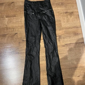 Skinnbyxor - Skinnbyxor med bootcut. Aldrig kommit till användning 