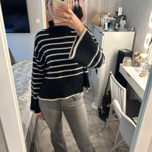 Randig stickad  - Säljer min randiga stickade ifrån Gina Tricot, den har slits vid neredelen av tröjan, svin snygg. 💗💗