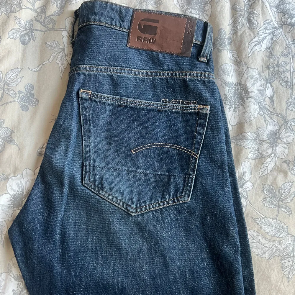 Storlek 32/24. Riktigt fina tapered Jeans av märket G star Raw i jättebra skick, knappt använda. Om man vill köpa fler par jeans får man paketpris.. Jeans & Byxor.