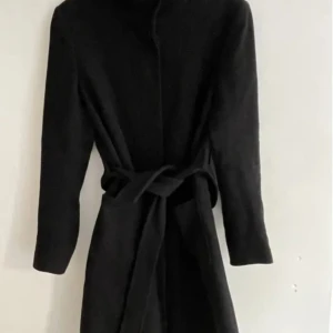 Filippa K Esther svart small - Jättefin Filippa K kappa modell Esther storlek small i 80% ull i nyskick.