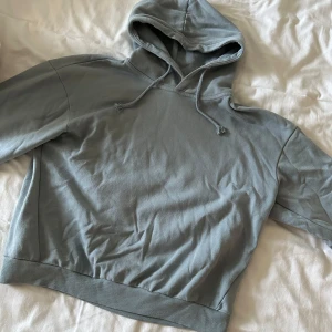 Grå hoodie från 157 - Säljer en supermjuk och bekväm blå hoodie från Lager 157. Den har en klassisk design med en stor huva och dragsnören tyvärr utan ficka. Passar till allt och är i bra skick, ej använd så mycket.💙Skriv innan du köper💕