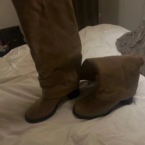 ZARA boots - Hej nu säljer jag mina fina boots klackar från zara!  Använt fåtal gånger därav inga slitningar ❤️