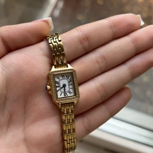 Klocka  - Säljer min fina klocka från IVY N  ROX, som jag köpte för 1100kr. Säljer och den är som ny för att den tyvärr inte kommer till användning. (pris kan diskuteras), och är Öppen för fler bilder eller frågor💖