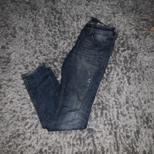 Slim jeans - Hej, nu säljer vi ett par slim fit jeans från jack n Jones i väldigt bra skick för endast 399. Hör av er vid fler frågor eller funderingar. Priset kan diskuteras vid snabb affär!💨