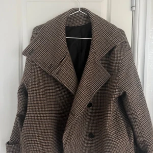 Rutig kappa från Arket❣️ - Säljer denna jätte fina höstkappan från arket, strlk 34🍂 det yttre på jackan är i gott skick, dock så har fodret fått hål som man kan se på bild 4 & 5, nypris 1800kr