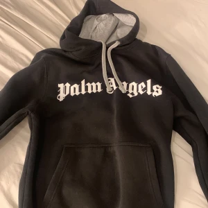Palm angels hoodie - Ganska bra skick, andvänt den några gånger. Storlek S